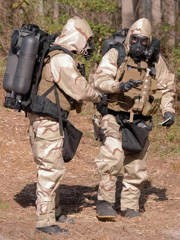 西方人,成年人,两个人,竖图,室外,白天,工作服,制服,安全,欧洲,美国,欧洲人,军事,防护,摄影,保护,海军,保险,防护服,保全,周全,安稳,安定,维吉尼亚,工作制服,平安,危险,男人,白种人,技术员,彩图,工作套服,美国海军