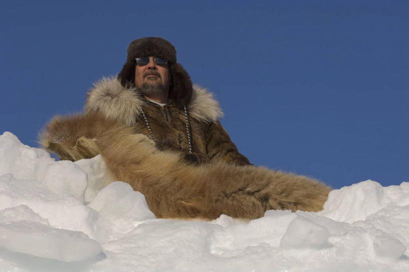 成年人,中年人,一个人,横图,室外,留白,北极,全球变暖,美国,仅一个男性,仅一个人,仅一个中年男性,冰,衣服,自然,浮冰,摄影,皮肤,气象,环境,气候,肖像,船长,因纽特人,濒危物种,男人,男性,中年男性,半身,彩图,传统文化,弱点,冰架