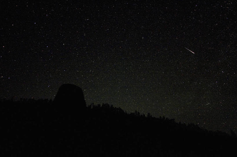 无人,横图,室外,夜晚,流星,美国,纪念碑,摄影,北美,北美洲,美洲,剪影,怀俄明州,怀俄明,天文学,北亚美利加洲,亚美利加洲,平等之州,魔鬼塔,魔鬼塔国家纪念碑,彩图,美利坚合众国