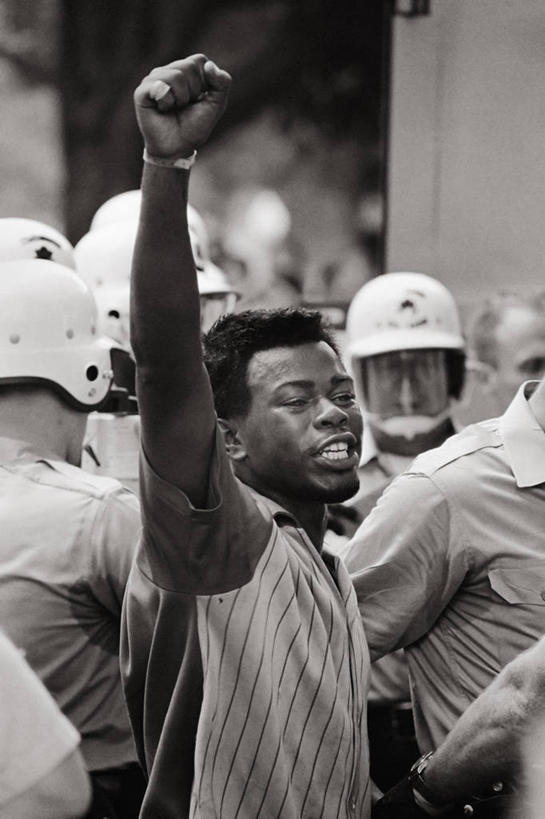 西方人,成年人,一个人,竖图,黑白,欧洲,非洲,美国,黑人,欧洲人,仅一个男性,仅一个人,头盔,头饰,首都,仅一个年轻男性,活力,摄影,敬礼,逮捕,决心,肖像,警官,华盛顿特区,勇气,男人,男性,年轻男性,非洲人,年轻人,彩图,防暴盾牌,公民权利