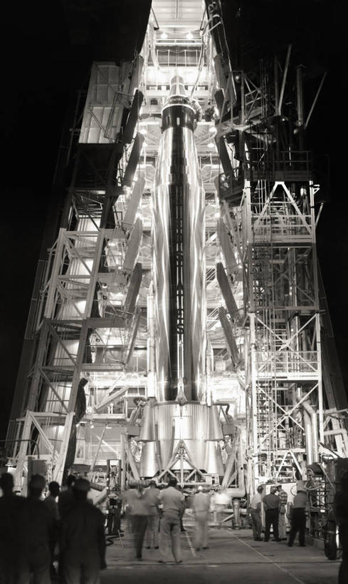 竖图,黑白,室外,美国,太空,许多人,一群人,摄影,巨大,庞大,高,北美,北美洲,美洲,佛罗里达,佛罗里达州,佛州,阳光州,北亚美利加洲,亚美利加洲,宏大,硕大,伟大,技术员,美利坚合众国,空间探索