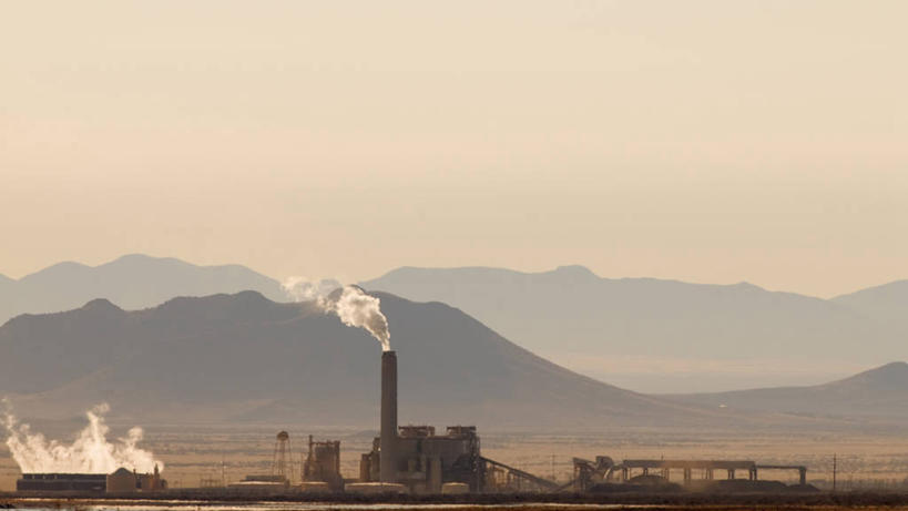 无人,横图,室外,白天,留白,烟囱,山,山脉,雾,全球变暖,建筑,美国,发电机,烟雾,放射,蓝色,白色,天空,烟,发电站,摄影,能源,污染,亚利桑那,煤,改变,反差,彩图,温室气体