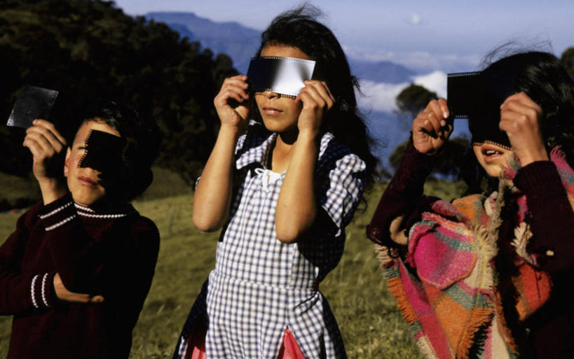 儿童,三个人,横图,纯洁,哥伦比亚,科学,日食,拿着,可爱,童年,童趣,摄影,观看,童真,烂漫,无邪,天文学,天真,男孩,女孩,食,彩图,电影