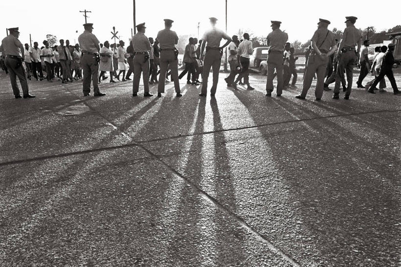 西方人,中年人,横图,黑白,留白,欧洲,非洲,美国,黑人,欧洲人,阴影,许多人,历史,一群人,摄影,抗议,密西西比州,白种人,非洲人,法律,公民权利