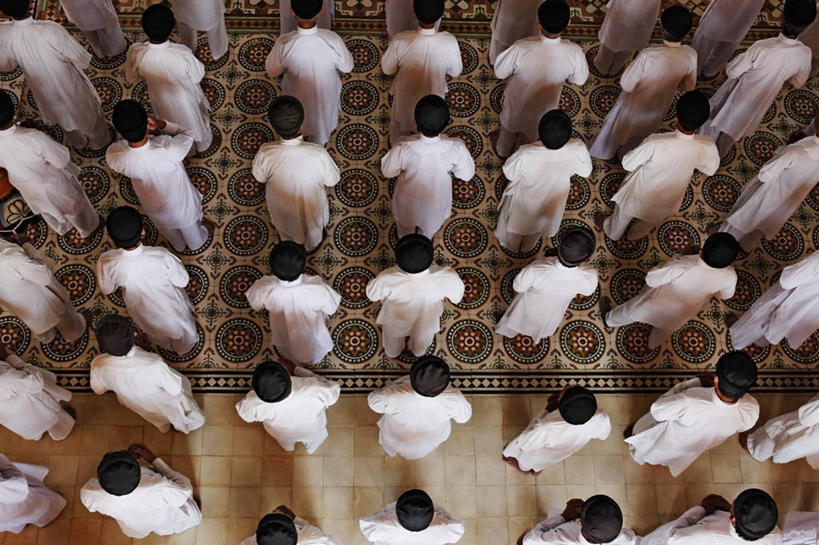 成年人,横图,俯视,室内,越南,一排,整齐,许多人,排列,祈祷,一群人,摄影,宗教,队列,一致,男人,彩图,高角度拍摄,西宁省