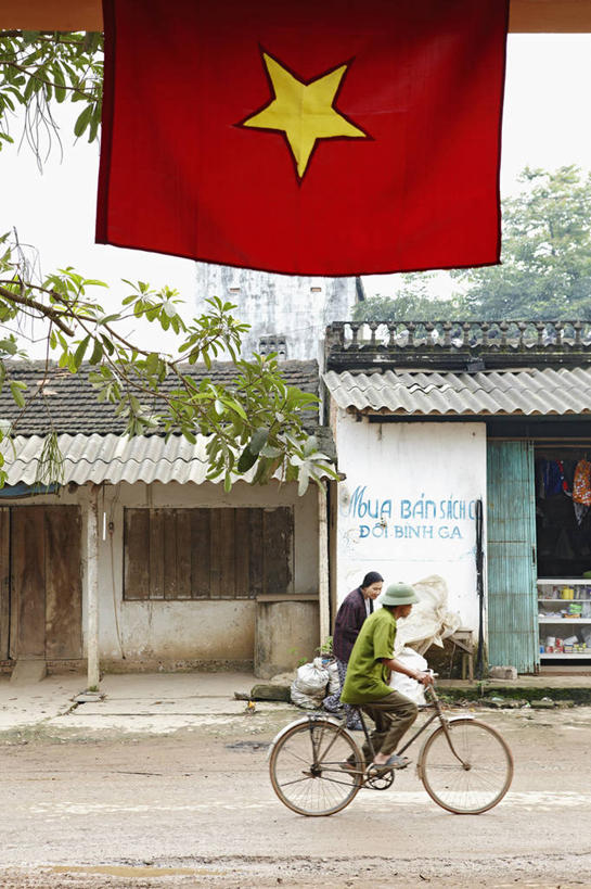 成年人,中年人,两个人,竖图,室外,白天,美景,自行车,旗帜,越南,景观,乡村,车,脚踏车,骑,自然,交通工具,骑车,景色,运输,摄影,建造,生活方式,自然风光,载具,身份,越南国旗,男人,中年男性,中年女性,彩图,旅行,传统文化