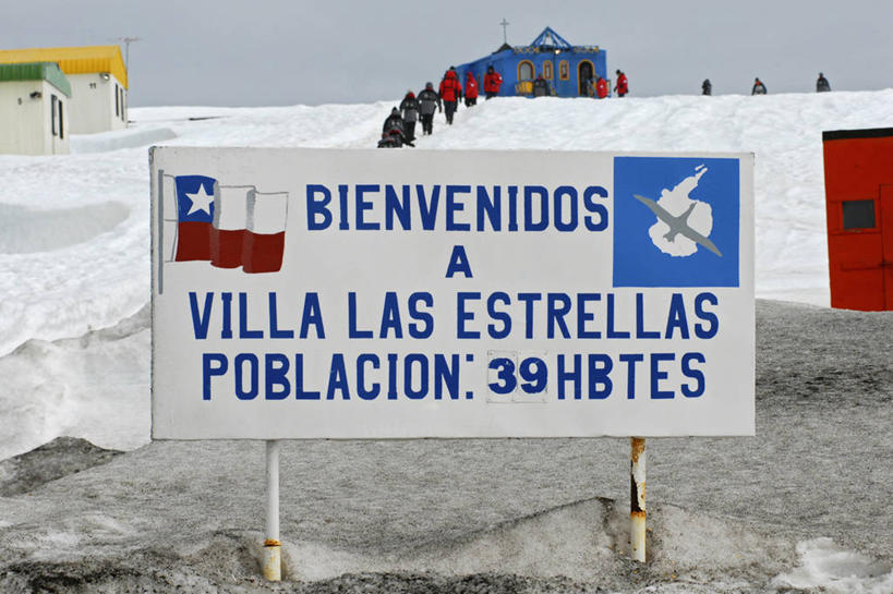 横图,室外,白天,旅游,通讯,雪,指示牌,行人,游客,游人,标志,文字,标识,路人,旅客,摄影,英文字母,南极洲,过客,乔治王岛,彩图,旅行