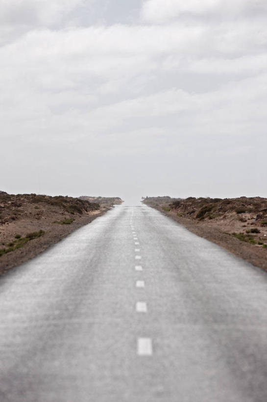 无人,竖图,室外,白天,留白,消失点,探险,自由,高速公路,路,摩洛哥,地平线,人行道,辽阔,地面,广阔,思考,摄影,一望无际,延伸,沥青,北非,天地相交,永远,无边无际,一马平川,冒险,彩图,旅行