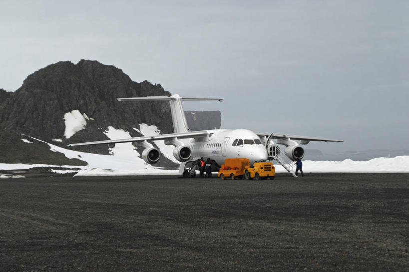 三个人,横图,室外,白天,雪,飞机,交通,航空,交通工具,运输,摄影,客机,载具,南极洲,货机,乔治王岛,彩图,飞机跑道,商务机