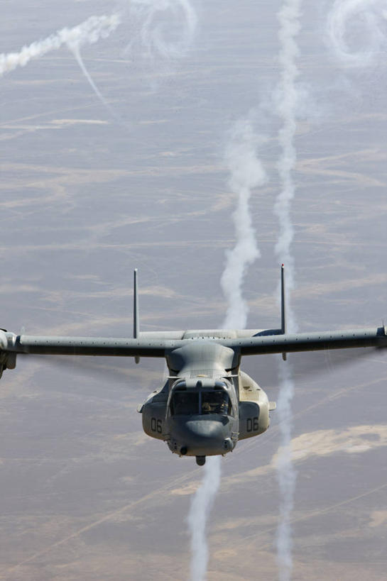 无人,竖图,室外,白天,阿富汗,军事,烟雾,飞,烟,战争,摄影,污染,废气,飞行器,货运,军用机,飞机尾迹,螺旋桨飞机,尾迹云,机尾云,飞机拉烟,云带,尾迹,机尾迹,飞机尾气,彩图,美国海军陆战队