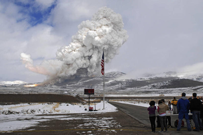 成年人,人群,横图,室外,白天,技术,旗帜,美国,火焰,烟,美国国旗,摄影,噪声,航天飞机,科学实验,犹他,空气污染,海岬,能力,男人,女人,钟,彩图,空间探索,火箭加速器