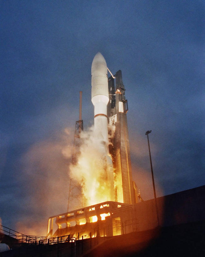 无人,竖图,室外,白天,仰视,技术,美国,太空,火焰,烟,摄影,工程,北美,北美洲,美洲,佛罗里达,佛罗里达州,佛州,阳光州,肯尼迪航天中心,北亚美利加洲,亚美利加洲,空气污染,梅里特岛,彩图,低角度拍摄,美利坚合众国,空间探索