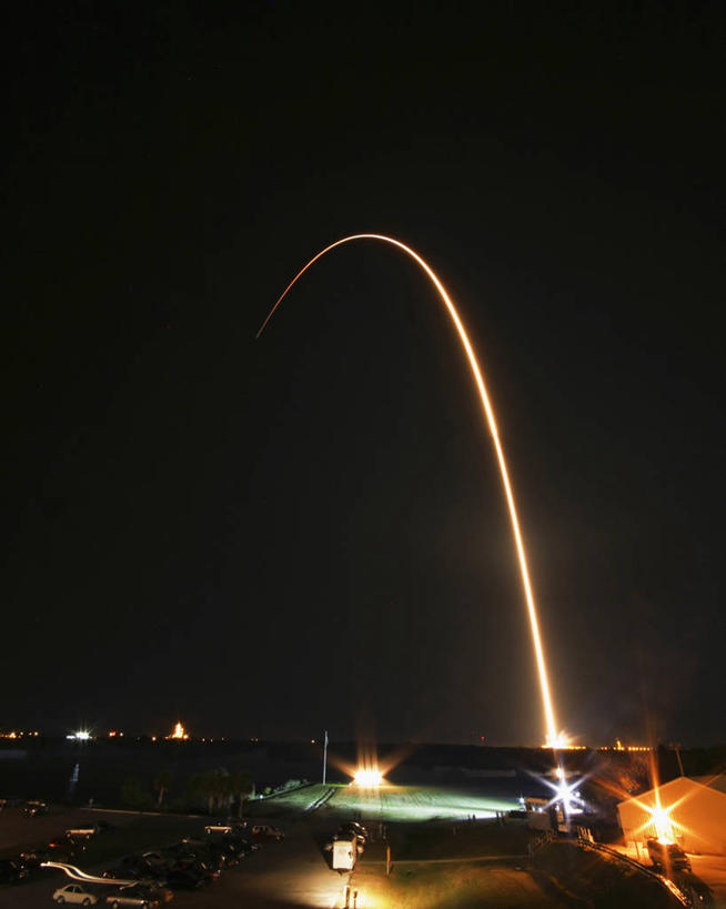 无人,竖图,室外,夜晚,长时间曝光,技术,美国,起飞,太空,火焰,摄影,拱形,工程,北美,北美洲,美洲,佛罗里达,佛罗里达州,佛州,阳光州,肯尼迪航天中心,北亚美利加洲,亚美利加洲,空气污染,梅里特岛,彩图,美利坚合众国,延时摄影,空间探索