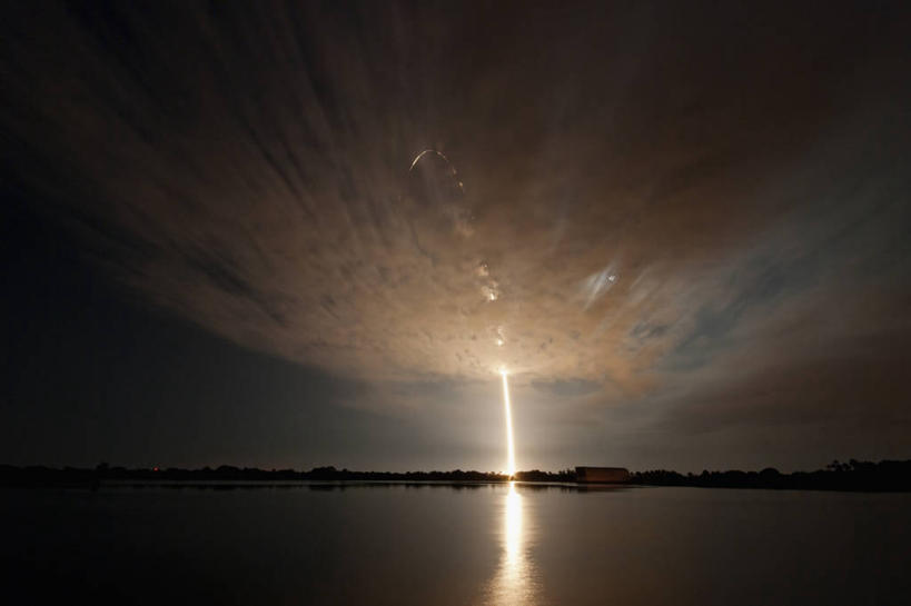 无人,横图,室外,夜晚,长时间曝光,技术,美国,科学,太空,火焰,云,月光,发射台,摄影,工程,北美,北美洲,美洲,佛罗里达,佛罗里达州,佛州,阳光州,北亚美利加洲,亚美利加洲,空气污染,彩图,美利坚合众国,延时摄影,空间探索