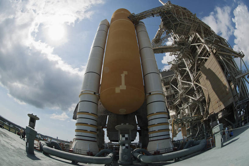 横图,室外,白天,鱼眼镜头,仰视,技术,美国,科学,太空,摄影,北美,北美洲,美洲,航天飞机,佛罗里达,佛罗里达州,佛州,阳光州,肯尼迪航天中心,北亚美利加洲,亚美利加洲,梅里特岛,发现号,彩图,低角度拍摄,美利坚合众国,空间探索