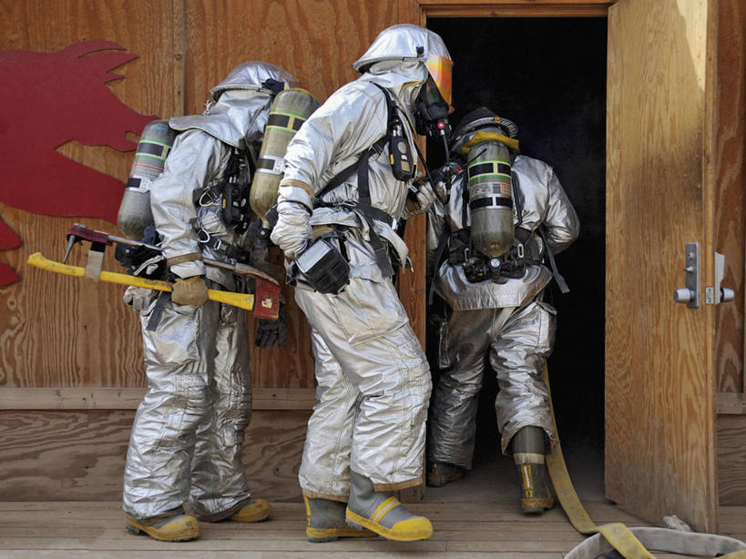 三个人,飞行员,消防员,横图,室外,白天,工作服,制服,安全,伊拉克,朦胧,模糊,军事,防护,服务,摄影,空军,保护,保险,防护服,保全,周全,安稳,安定,工作制服,平安,危险,彩图,工作套服,美国空军,纳西里耶