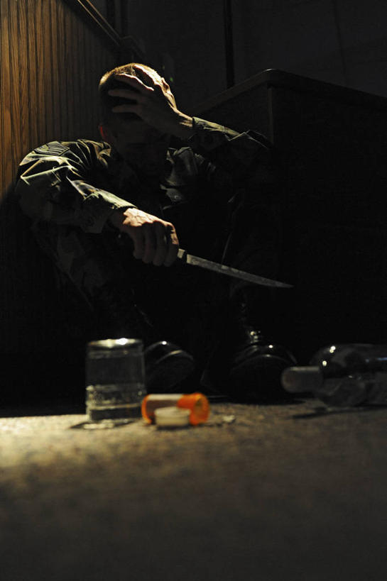 成年人,中年人,一个人,竖图,室内,白天,美国,仅一个男性,仅一个人,仅一个中年男性,药,军事,托腮,刀,摄影,自杀,退伍军人,男人,男性,中年男性,彩图,社会问题