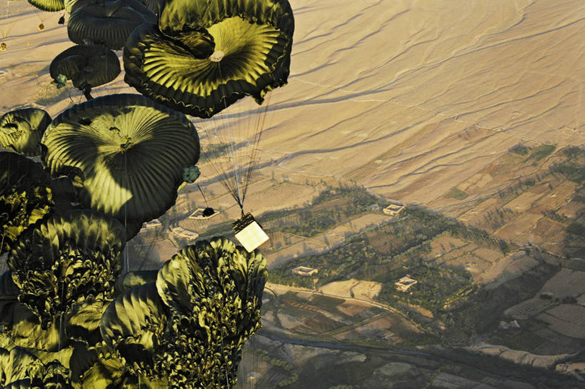 无人,横图,俯视,航拍,室外,白天,降落伞,阿富汗,军事,集装箱,货柜,容器,箱子,运输,摄影,鸟瞰,货运,物流,货机,彩图,高角度拍摄