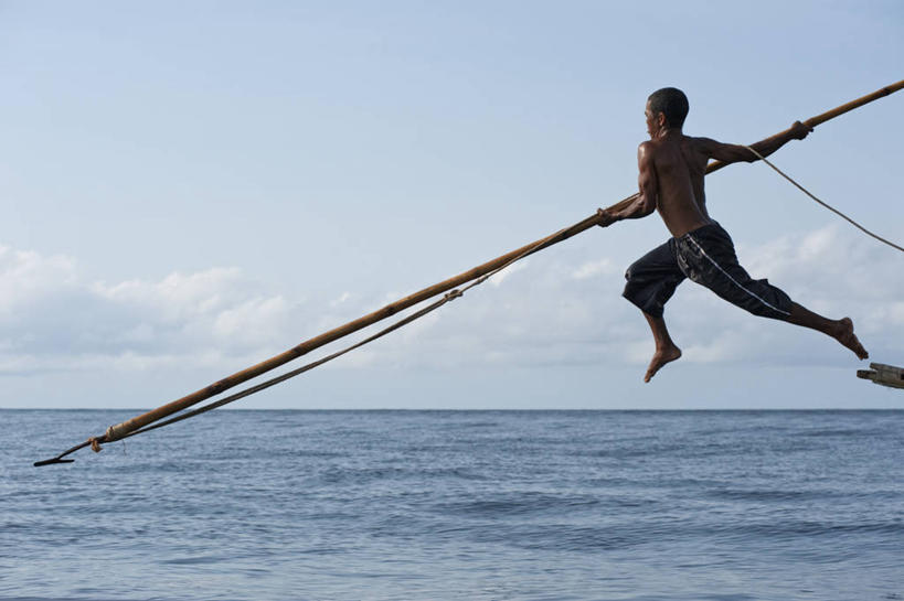 成年人,中年人,一个人,跳,横图,室外,白天,船,印度尼西亚,仅一个男性,仅一个人,仅一个中年男性,工作,摄影,鱼叉,猎人,危险,男人,男性,中年男性,马来西亚人,彩图,钓鱼,旅行,传统文化