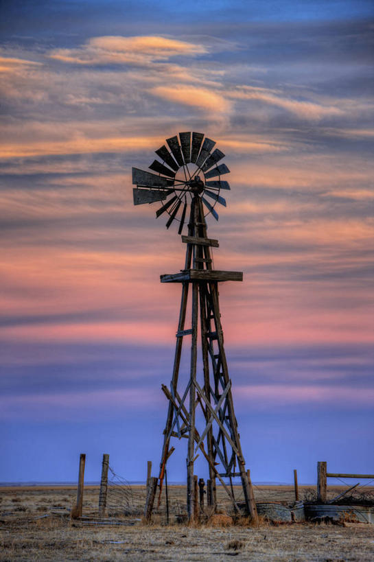 无人,竖图,室外,白天,夜晚,农业,日落,水,风,风车,美国,废弃,历史,黄昏,摄影,能源,报废,水泵,废物,丢弃,放弃,抛弃,科罗拉多州,摈弃,彩图,屏弃,摈斥,摒除