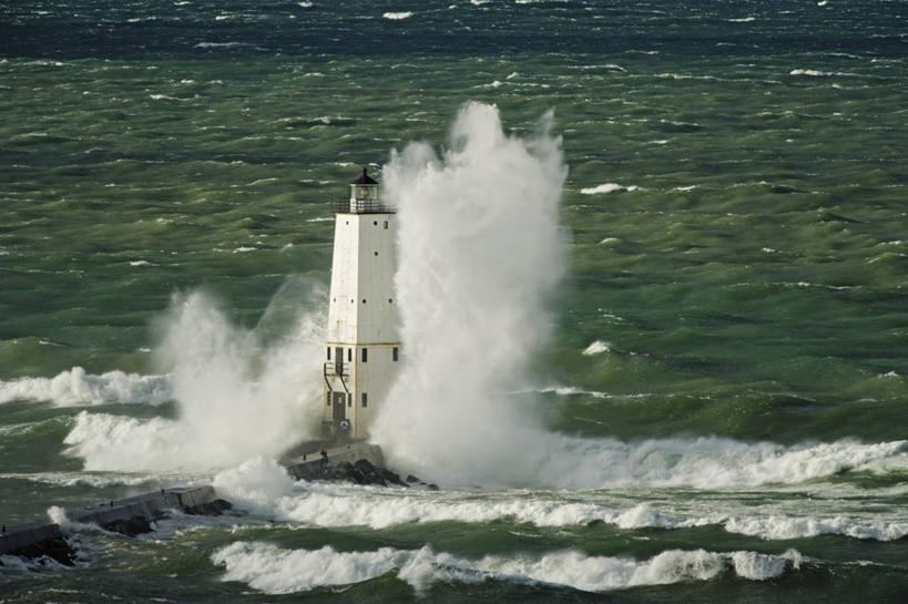 无人,横图,室外,白天,海洋,风,道路,信息,灯塔,交通,天气,方向,波浪,力量,摄影,引导,指引,北美,暴力,撞击,密歇根湖,航标,五大湖,危险,彩图,导航