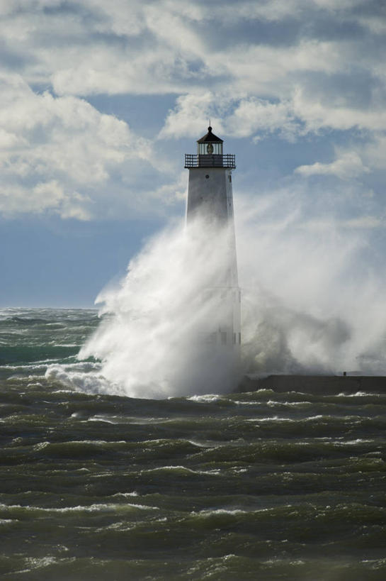 无人,竖图,室外,白天,海洋,道路,信息,云,灯塔,交通,天气,方向,摄影,引导,指引,北美,决心,密歇根湖,航标,五大湖,危险,彩图,导航,风飑