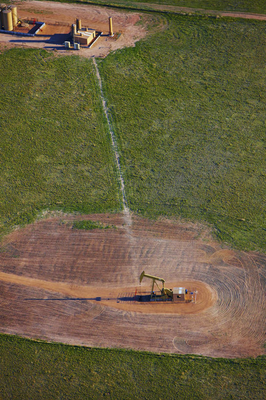 无人,竖图,俯视,航拍,室外,白天,技术,自行车,美国,化学,打气筒,活力,吸,摄影,井,污染,工程,石油工业,鸟瞰,油井,油泵,科罗拉多州,矿物质,控制杆,枢轴,彩图,高角度拍摄