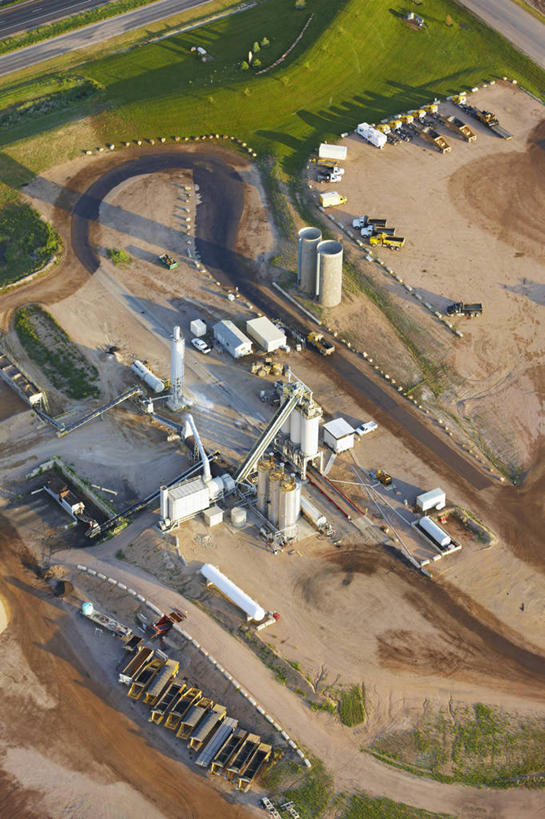 无人,工厂,竖图,俯视,航拍,室外,白天,建筑业,草原,美国,平原,水泥厂,工业,摄影,鸟瞰,科罗拉多州,彩图,高角度拍摄,大平原