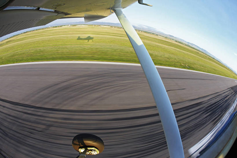 无人,机场,横图,室外,白天,鱼眼镜头,探险,风,飞机,美国,阴影,着陆,停机坪,摄影,飞行器,准确,起落架,科罗拉多州,冒险,危险,彩图,飞机跑道