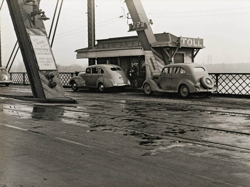 成年人,中年人,一个人,横图,黑白,室外,白天,汽车,美国,仅一个男性,仅一个人,仅一个中年男性,运输,摄影,内布拉斯加,男人,男性,中年男性,奥马哈