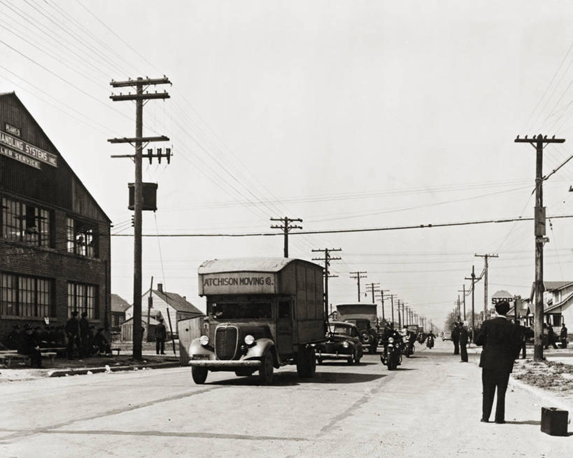 横图,黑白,室外,白天,留白,街道,美国,历史,运输,摄影,北美,北美洲,美洲,警官,北亚美利加洲,亚美利加洲,密歇根,密歇根州,貂熊州,狼獾之州,狼獾州,底特律,美利坚合众国,社会问题,商用车