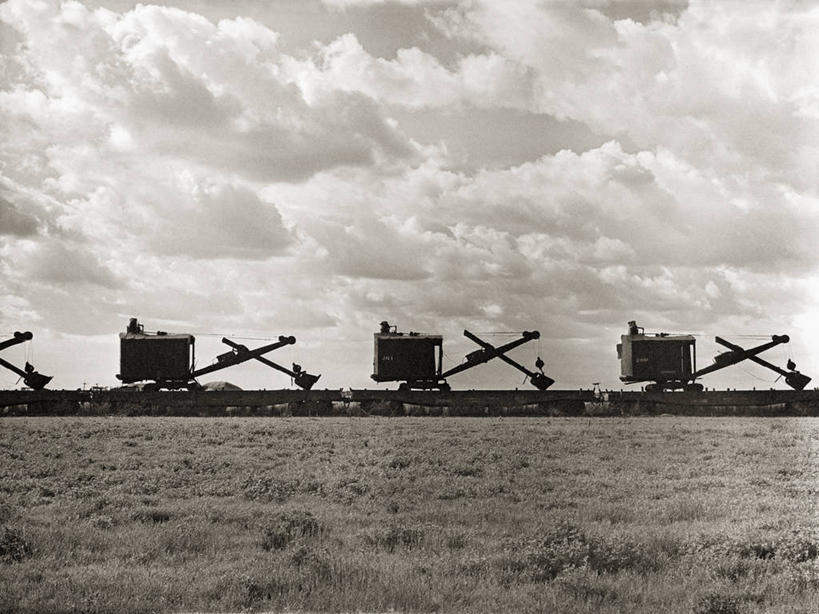 无人,横图,黑白,室外,白天,技术,建筑,一排,整齐,云,设备,排列,施工,交通工具,机械,模仿,工业,运输,摄影,工程,队列,载具,堆土机,堪萨斯,工作车,施工车