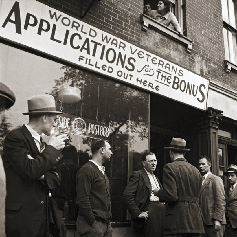 成年人,中年人,商店,方图,黑白,室外,白天,纽约,美国,曼哈顿,摄影,英文字母,北美,北美洲,美洲,退伍军人,纽约市,纽约州,帝国之州,帝国州,北亚美利加洲,亚美利加洲,中年男性,下东城,美利坚合众国,曼哈顿区,纽约县,曼哈顿岛,社会问题,大萧条