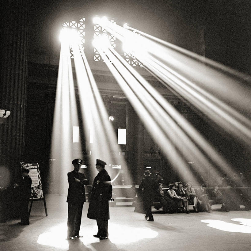 成年人,中年人,两个人,方图,黑白,室内,白天,建筑,美国,乘客,运输,摄影,警官,等候室,伊利诺斯州,芝加哥市,灵性,中年男性,联合车站,神,法律