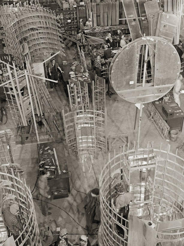 工厂,竖图,俯视,黑白,室内,美国,军事,工作,历史,工业,摄影,第二次世界大战,军用机,华盛顿州,西雅图,高角度拍摄,官位,官职,职位