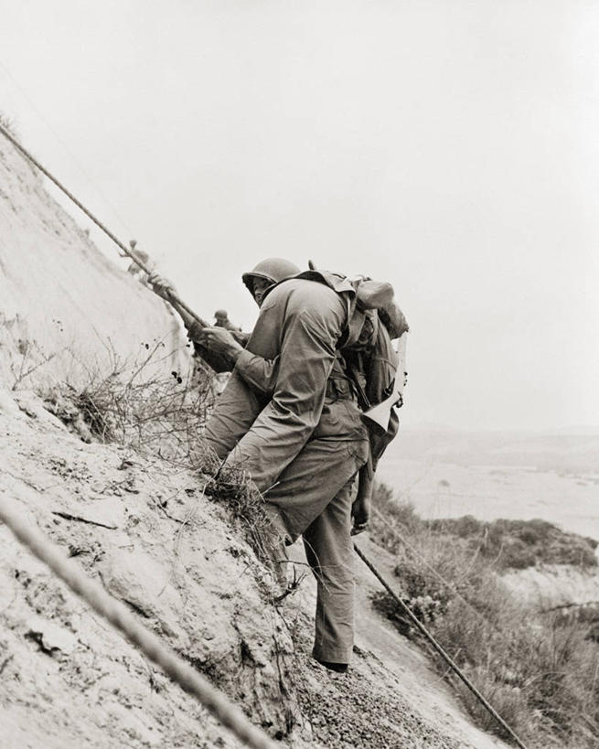 成年人,中年人,两个人,攀登,竖图,黑白,室外,白天,留白,美国,士兵,朦胧,模糊,军事,悬崖,绳子,战争,摄影,受伤,挑战,损伤,中年男性,挫伤