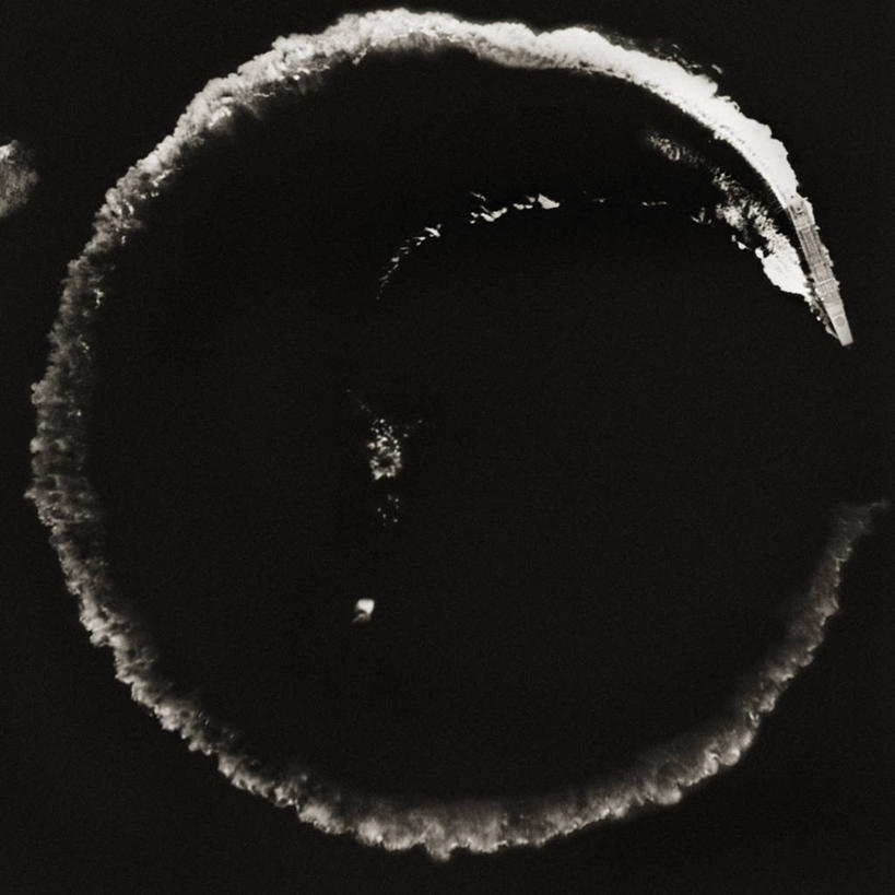 无人,方图,俯视,航拍,黑白,室外,白天,船,军事,圆形,历史,摄影,军舰,第二次世界大战,鸟瞰,战舰,航空母舰,军用战舰,战船,南太平洋,高角度拍摄