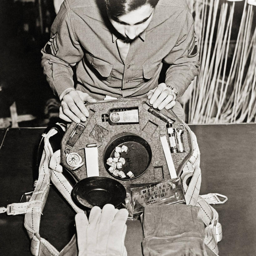 成年人,中年人,一个人,方图,黑白,室内,欧洲,仅一个男性,仅一个人,仅一个中年男性,军事,食品,战争,摄影,罗盘,生存,男人,男性,中年男性,伞兵