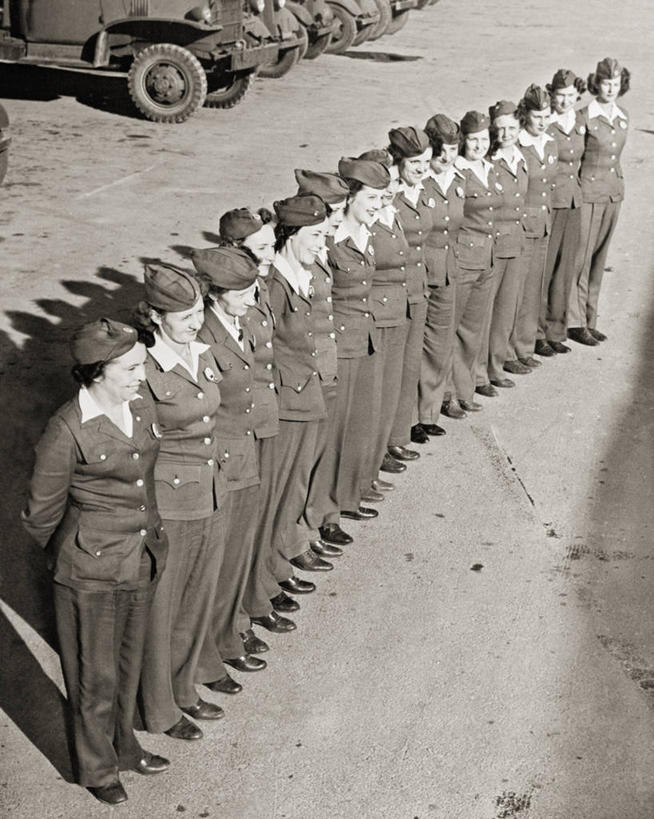 成年人,中年人,司机,竖图,黑白,室外,白天,制服,美国,一排,整齐,军事,许多人,排列,一群人,摄影,第二次世界大战,队列,军服,德克萨斯,圣安东尼奥市,年轻女性,中年女性,年轻人,美国军事