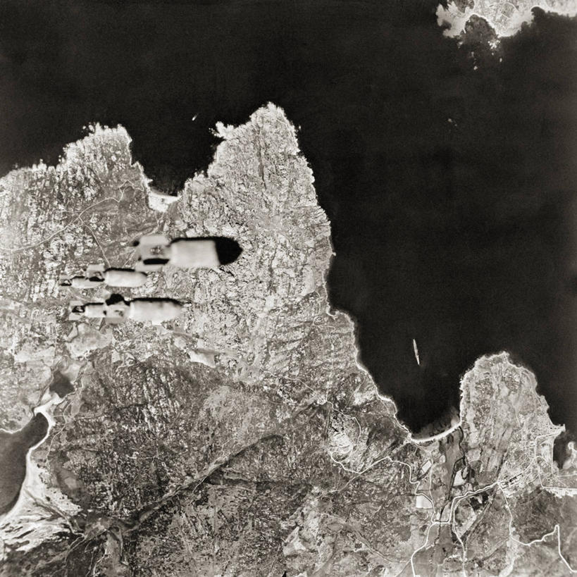 无人,方图,俯视,航拍,黑白,室外,白天,美国,岛,战争,摄影,第二次世界大战,鸟瞰,轰炸,阿留申群岛,高角度拍摄,爆炸物