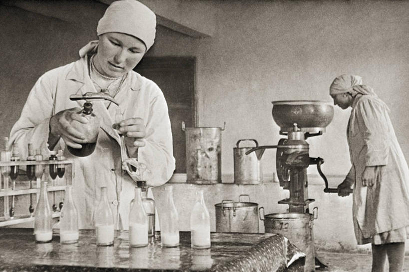 牛奶,成年人,中年人,两个人,农民,横图,黑白,室内,农业,乌克兰,科学,饮料,摄影,奶制品,科学实验,前苏联,共产主义,中年男性