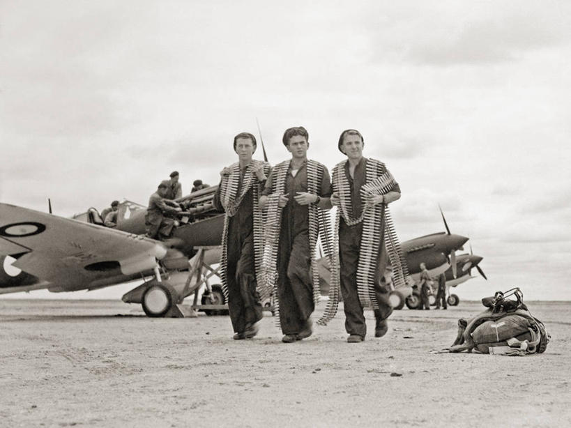 成年人,中年人,三个人,地勤人员,横图,黑白,室外,白天,留白,澳大利亚,军事,历史,战争,摄影,子弹,战斗机,第二次世界大战,军用机,英国文化,军火,中年男性,英国皇家空军