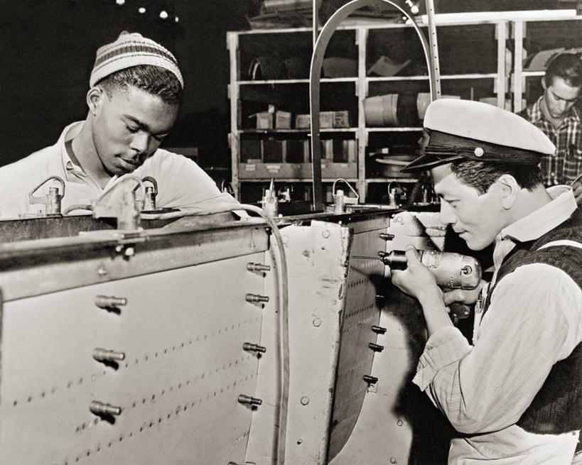 成年人,中年人,两个人,横图,黑白,室内,合作,美国,工作,战争,工业,摄影,第二次世界大战,加利福尼亚,年轻男性,中年男性,年轻人,官位,官职,职位