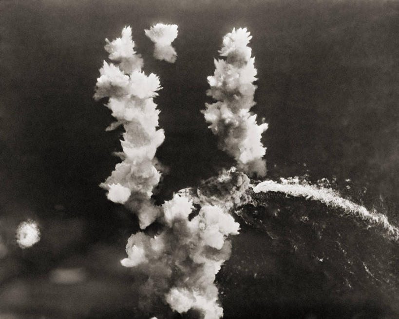 无人,横图,俯视,航拍,黑白,室外,白天,爆炸,炸弹,历史,战争,摄影,第二次世界大战,鸟瞰,毁灭,北非,高角度拍摄