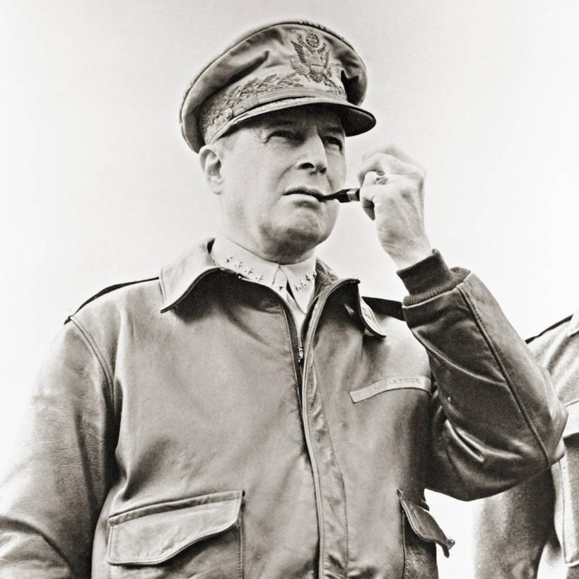 成年人,老年人,一个人,吸烟,方图,黑白,室外,白天,美国,仅一个男性,军事,战争,摄影,第二次世界大战,将军,老年男性