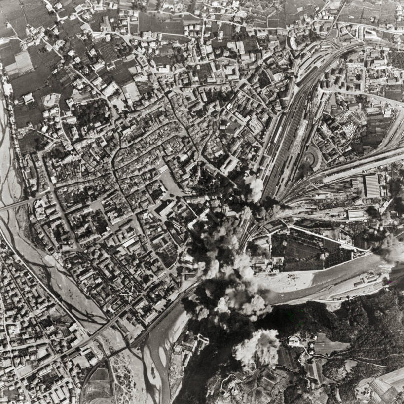 无人,方图,俯视,航拍,黑白,室外,白天,爆炸,路,铁路,欧洲,城镇,轨道,交通,铁轨,历史,战争,运输,摄影,第二次世界大战,鸟瞰,毁灭,轰炸,高角度拍摄