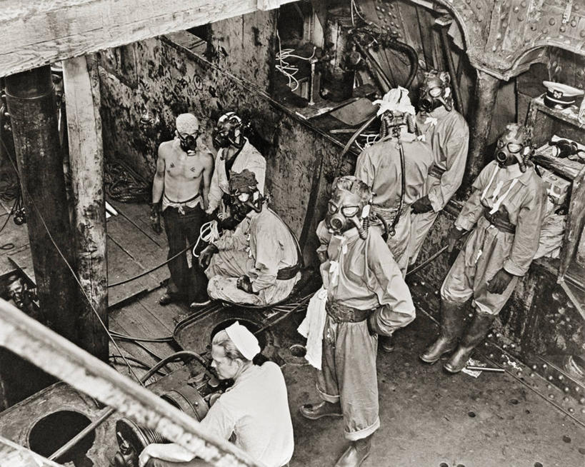 成年人,横图,黑白,室外,白天,军事,战争,摄影,第二次世界大战,海军,毁灭,监视,防毒面罩,夏威夷群岛,援救,太平洋岛屿,年轻男性,年轻人,美国海军