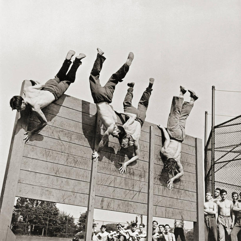 成年人,四个人,跳,攀登,方图,黑白,室外,白天,留白,锻炼,石墙,裸露,摄影,裸,男人,年轻男性,年轻人