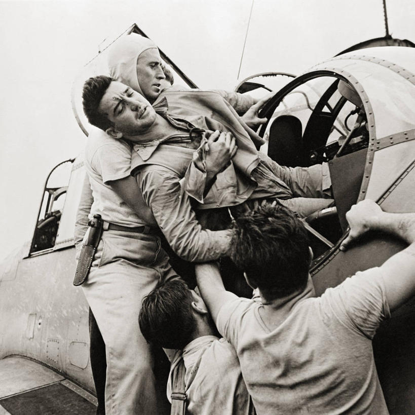 成年人,四个人,方图,黑白,室外,白天,飞机,乘务员,摄影,协助,第二次世界大战,伤员,受伤,损伤,年轻男性,年轻人,挫伤,撤退