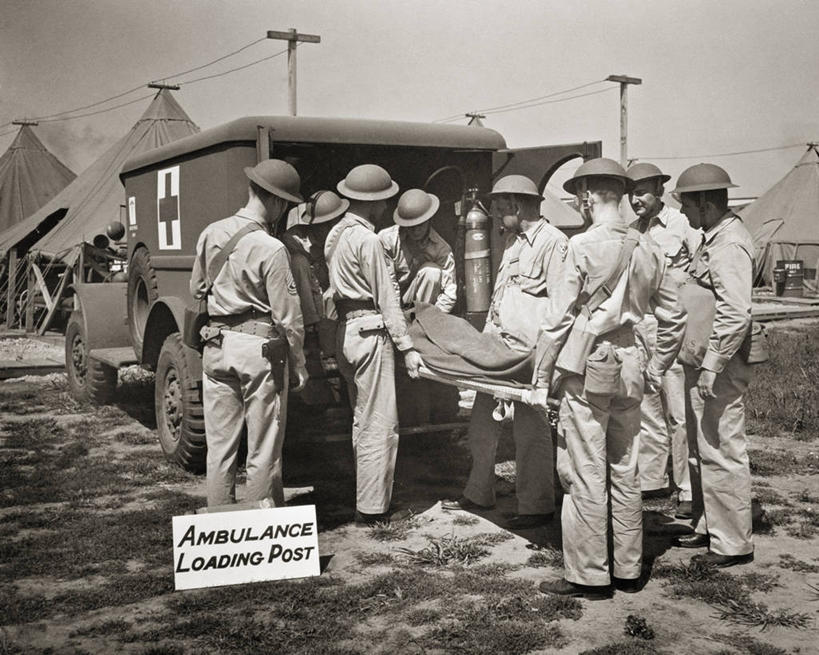 成年人,中年人,横图,黑白,室外,白天,制服,团队,救护车,准备,摄影,第二次世界大战,伤员,军服,装货,俄亥俄州,男人,年轻男性,中年男性,年轻人,美国军事,撤退,减轻